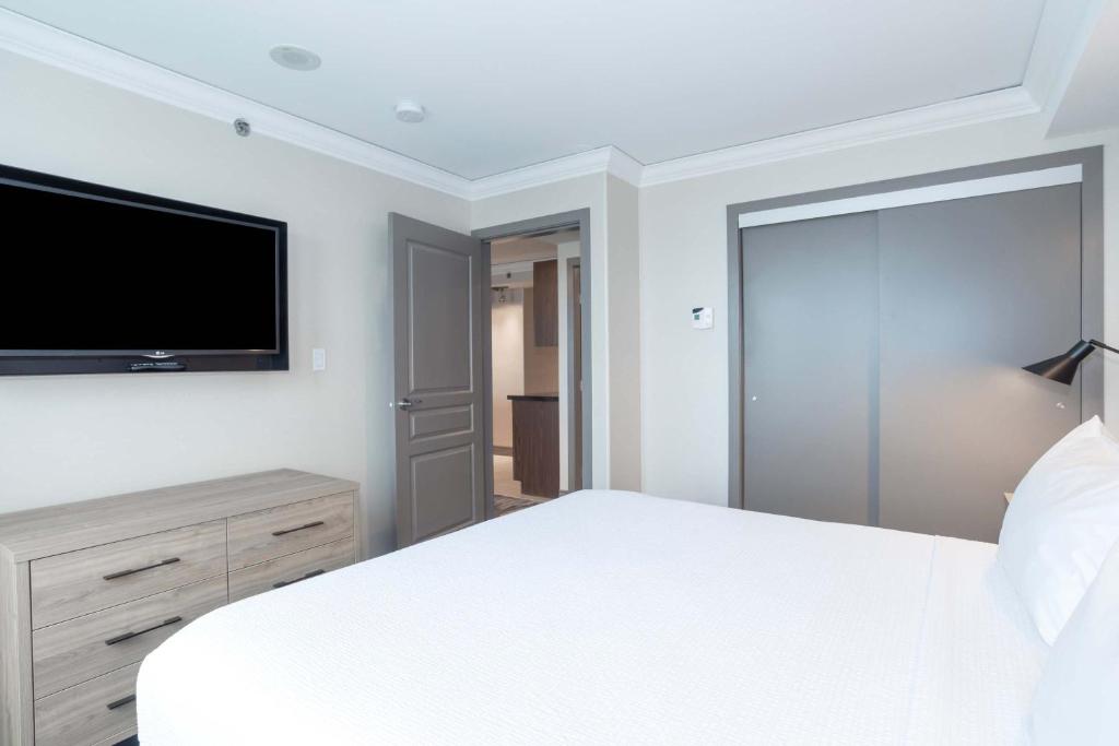 Postel nebo postele na pokoji v ubytování Sandman Signature Toronto Airport Hotel