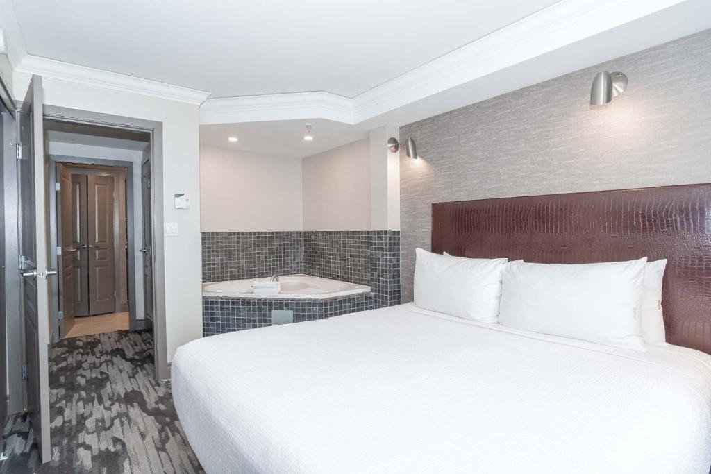 Postel nebo postele na pokoji v ubytování Sandman Signature Toronto Airport Hotel