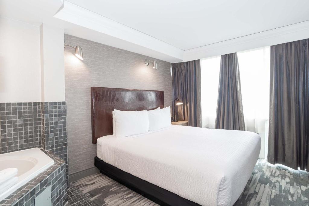 Postel nebo postele na pokoji v ubytování Sandman Signature Toronto Airport Hotel