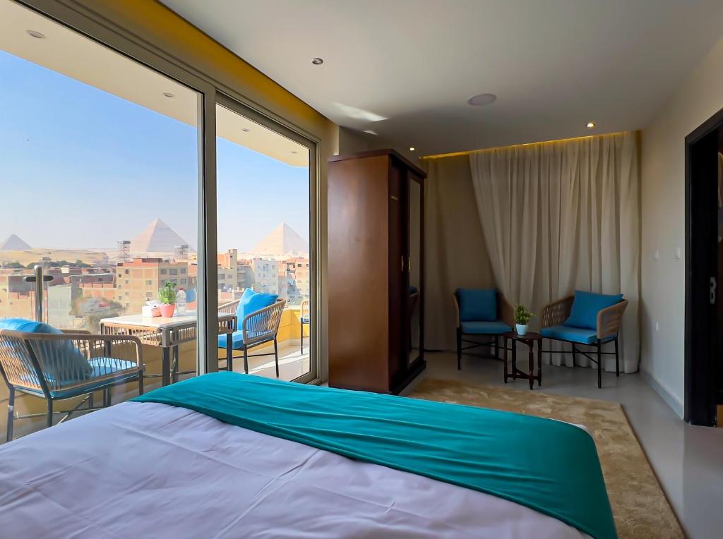 En eller flere senger på et rom på Diamond Pyramids View Inn