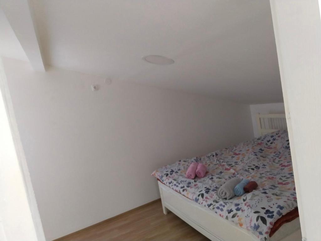 un dormitorio con una cama con animales de peluche en Altea 1, en Vršac