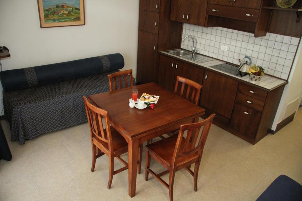 Kuchyň nebo kuchyňský kout v ubytování Residence I Due Pini