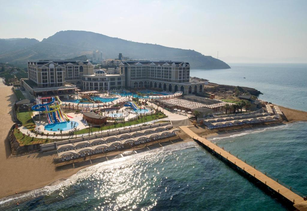 奧茲德雷的住宿－Sunis Efes Royal Palace Resort & Spa，海滩上的度假村的空中景致