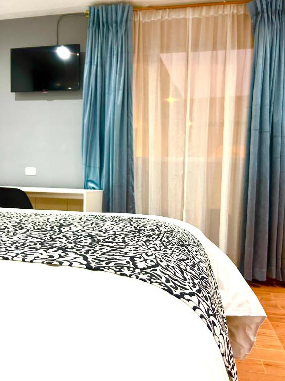 TV a/nebo společenská místnost v ubytování ACCEL Hotel La Quinta