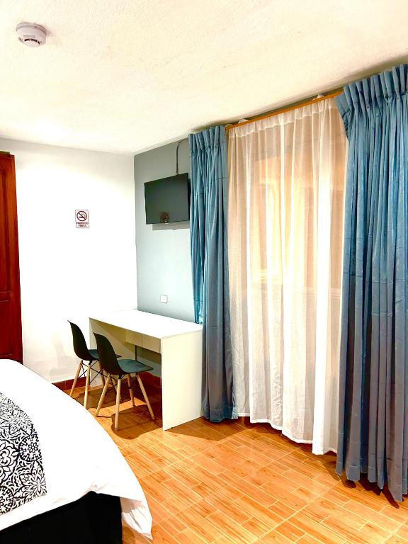 TV a/nebo společenská místnost v ubytování ACCEL Hotel La Quinta