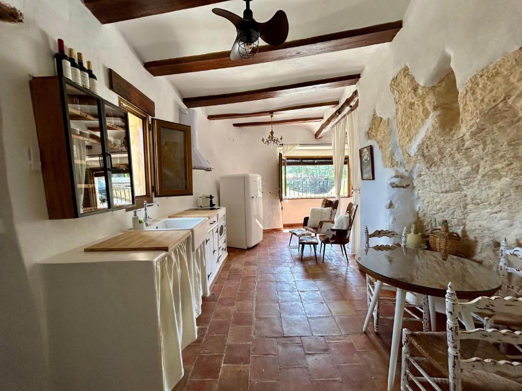 Η κουζίνα ή μικρή κουζίνα στο Authentic Cave House with Views - Cova L'Aljub