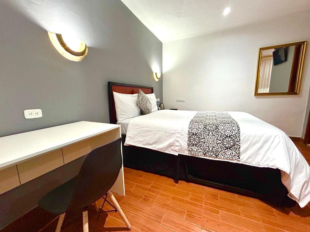 Postel nebo postele na pokoji v ubytování ACCEL Hotel La Quinta