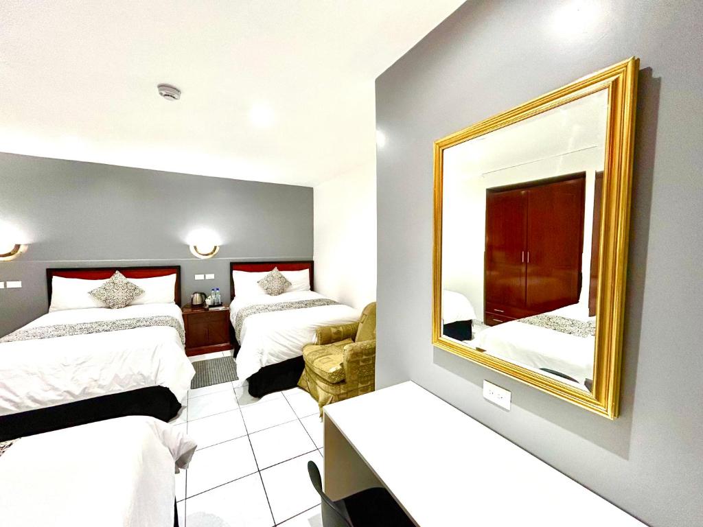 Postel nebo postele na pokoji v ubytování ACCEL Hotel La Quinta