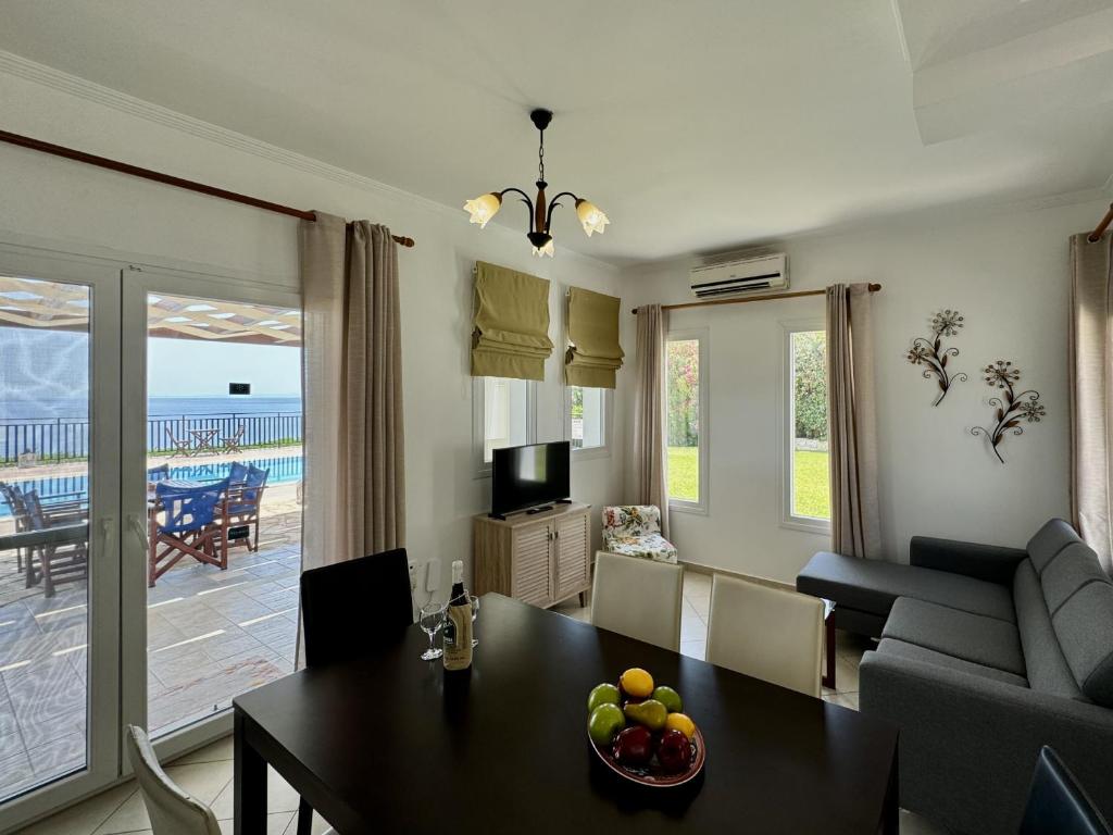 Telewizja i/lub zestaw kina domowego w obiekcie Villa Sakos Skala Kefalonia
