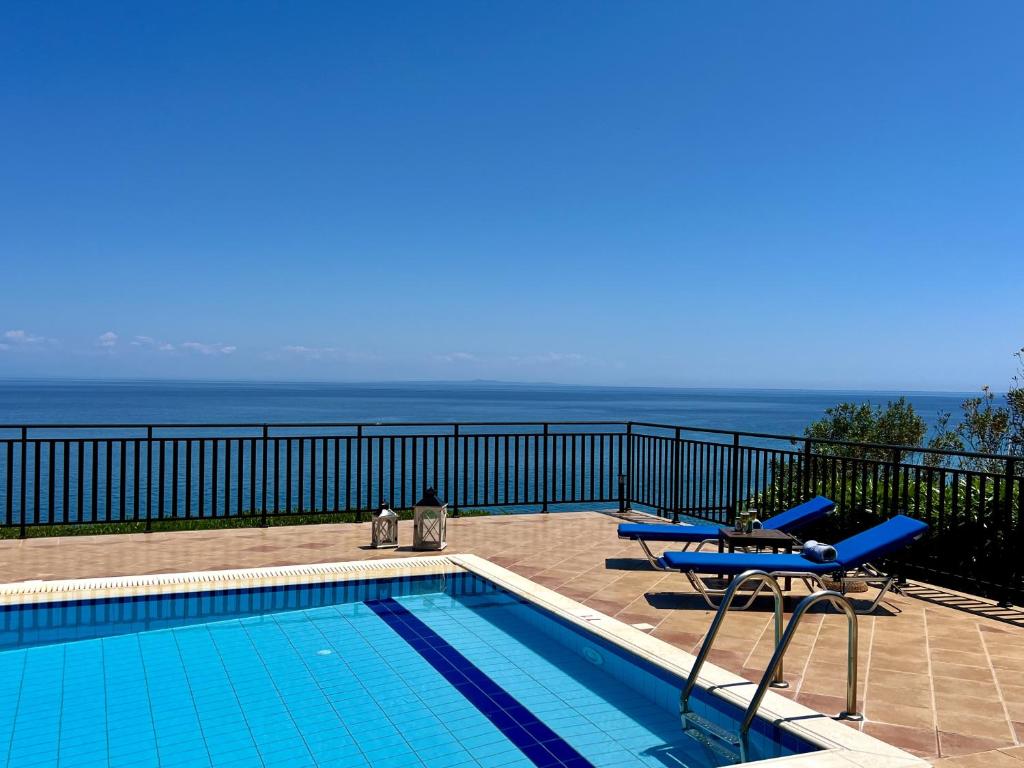 Basen w obiekcie Villa Sakos Skala Kefalonia lub w pobliżu