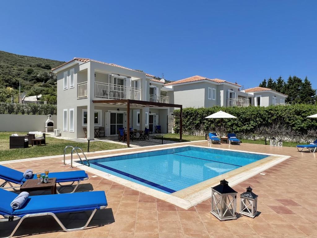 willa z basenem przed domem w obiekcie Villa Sakos Skala Kefalonia w mieście Skála Kefalonias
