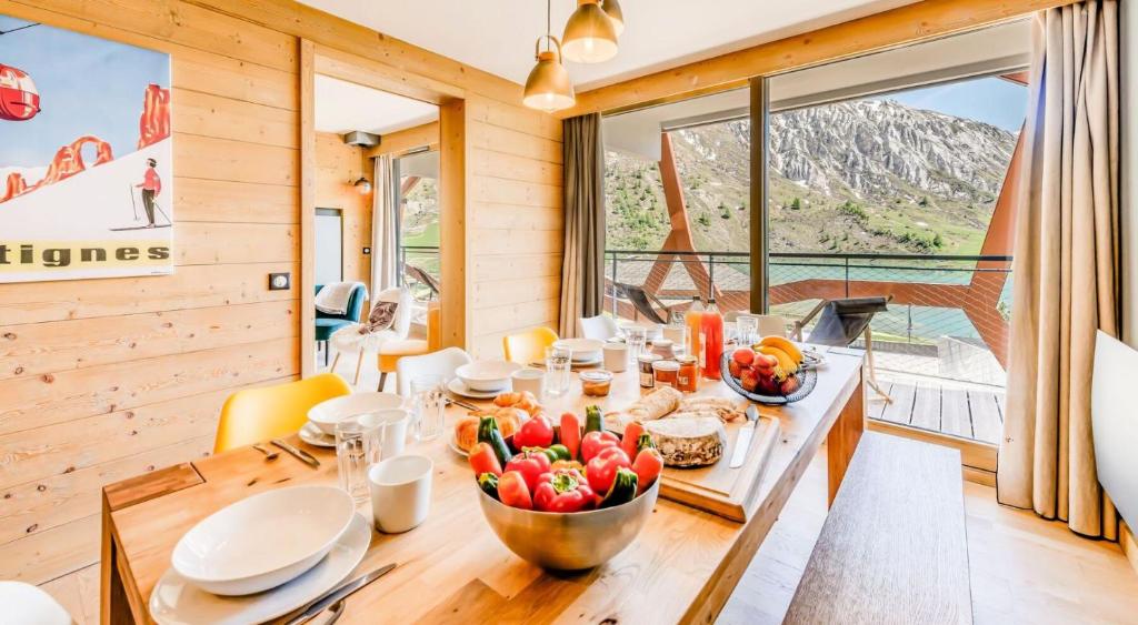 - une salle à manger avec une table et un bol de fruits dans l'établissement Résidence Phoenix - 5 Pièces pour 8 Personnes MAE-4411, à Tignes