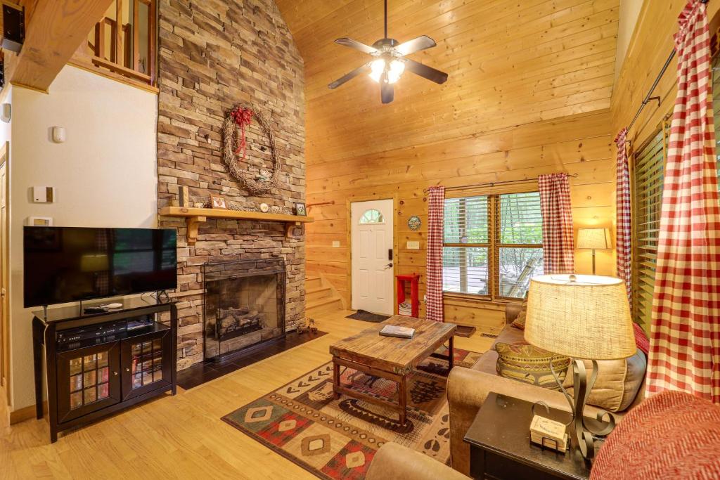 TV a/nebo společenská místnost v ubytování Private Cabin on 2 Acres Hot Tub, 10 Mi to Boone!