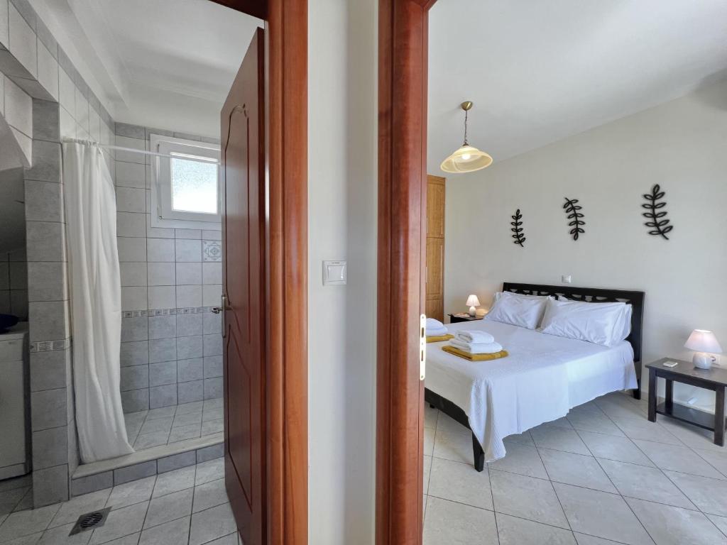 Łóżko lub łóżka w pokoju w obiekcie Villa Sakos Skala Kefalonia