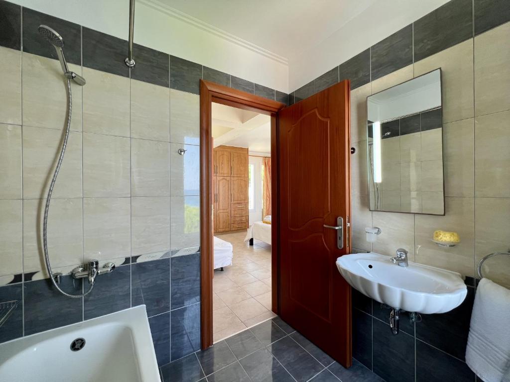 Łazienka w obiekcie Villa Sakos Skala Kefalonia