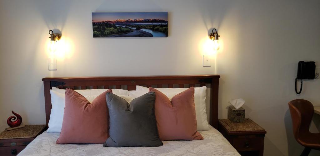 Postel nebo postele na pokoji v ubytování Settlers Boutique Motel