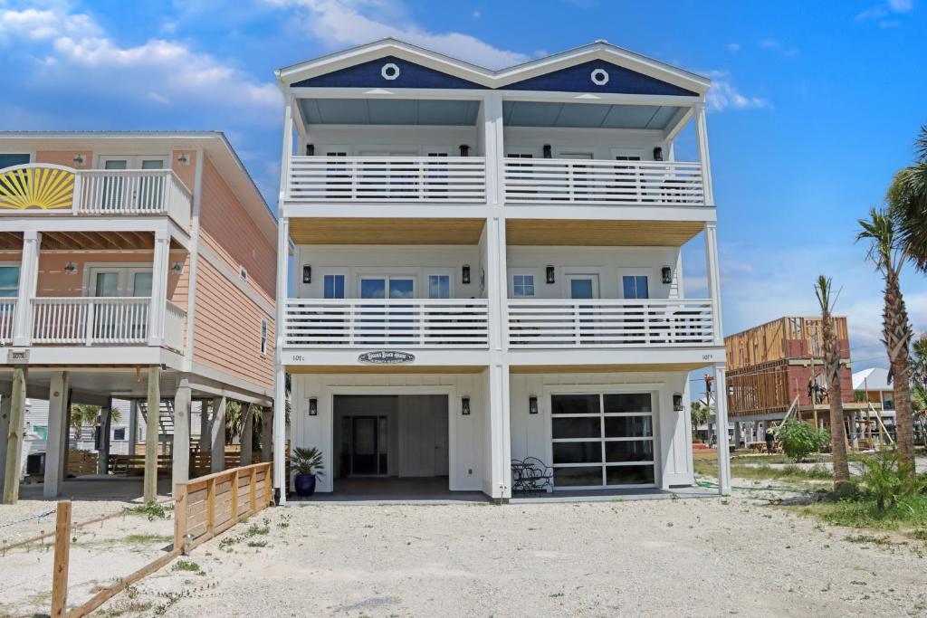 un gran edificio blanco con techo azul en Biggies Beach House by Pristine Properties Vacation Rentals, en Mexico Beach