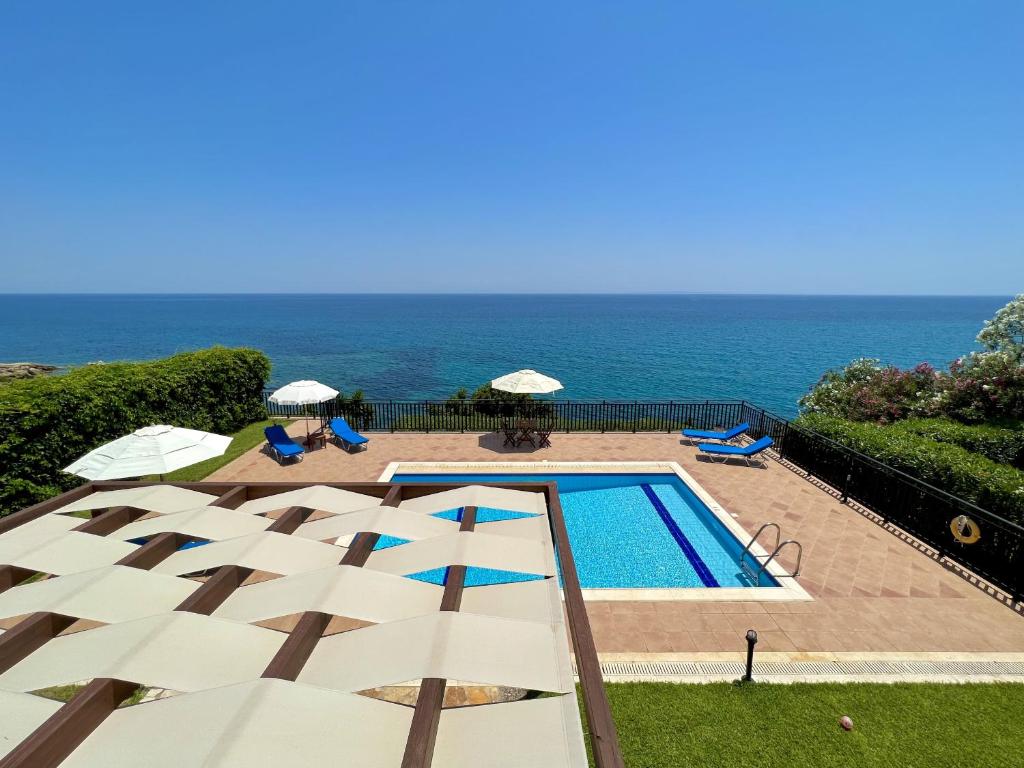 basen z oceanem w tle w obiekcie Villa Sakos Skala Kefalonia w mieście Skála Kefalonias