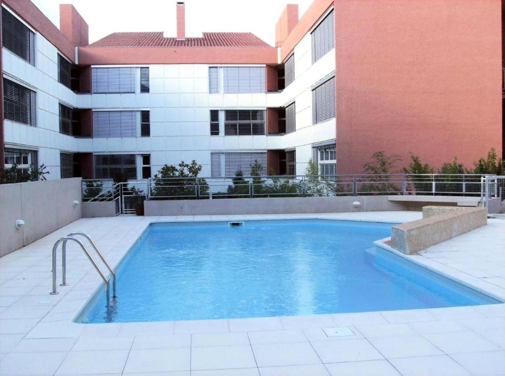 une piscine devant un immeuble dans l'établissement Résidence Balcon Du Canigou - Joli studio dans la résidence Les Balcons du Canigou MAE-7691, à Vernet-les-Bains