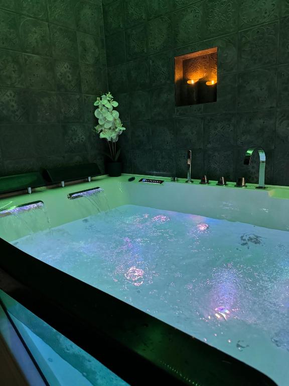 La salle de bains est pourvue d'une baignoire et d'un lavabo. dans l'établissement G7 Loft SPA & Terrasse centre Angouleme, à Angoulême