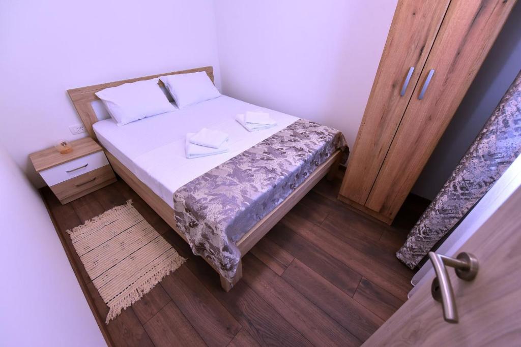 Postel nebo postele na pokoji v ubytování Airport Apartments TRI HRASTA