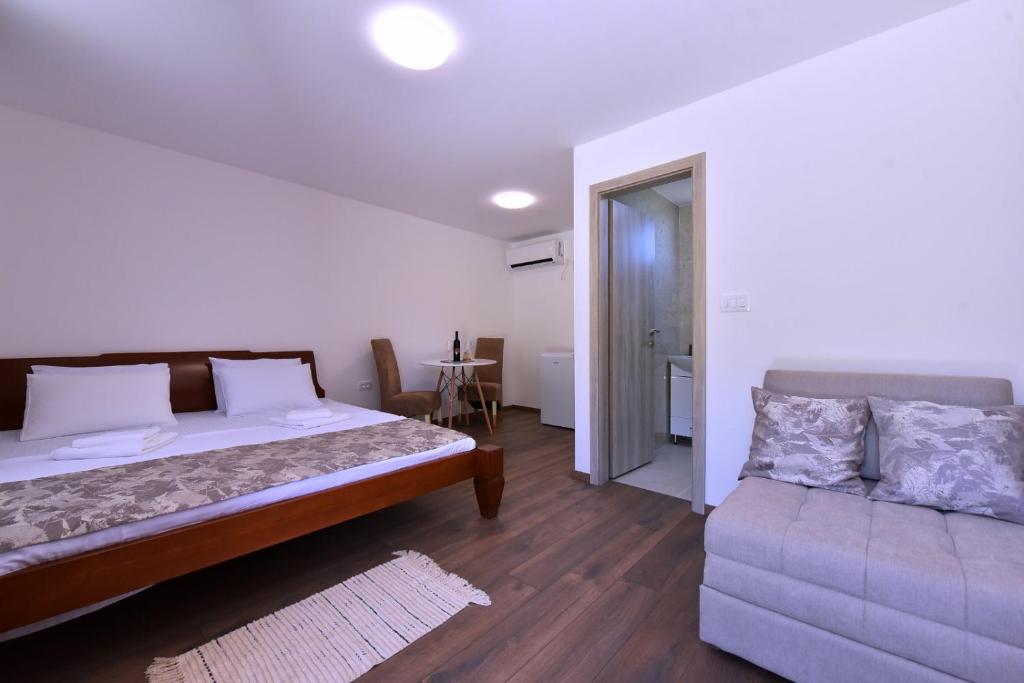 Postel nebo postele na pokoji v ubytování Airport Apartments TRI HRASTA