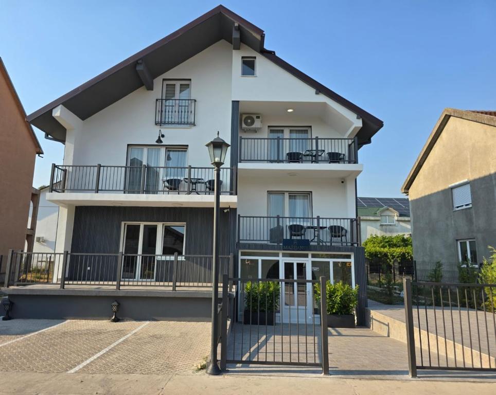 Budova, kde se aparthotel nachází