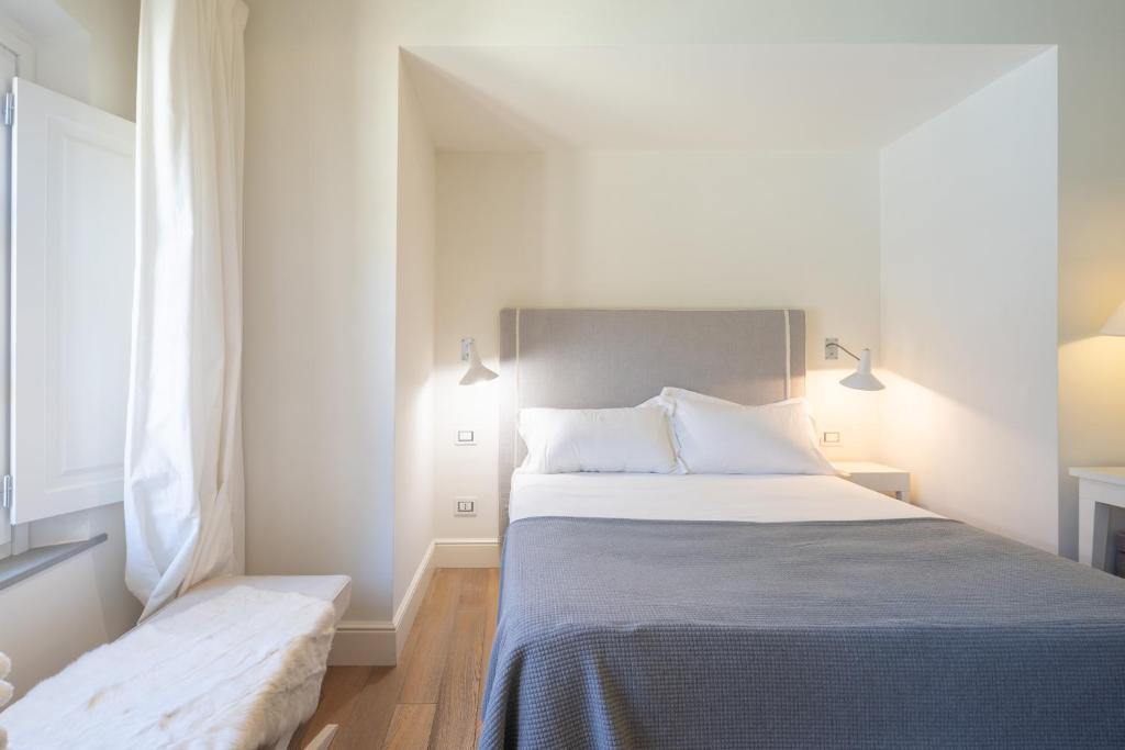 Postel nebo postele na pokoji v ubytování Hall Suites