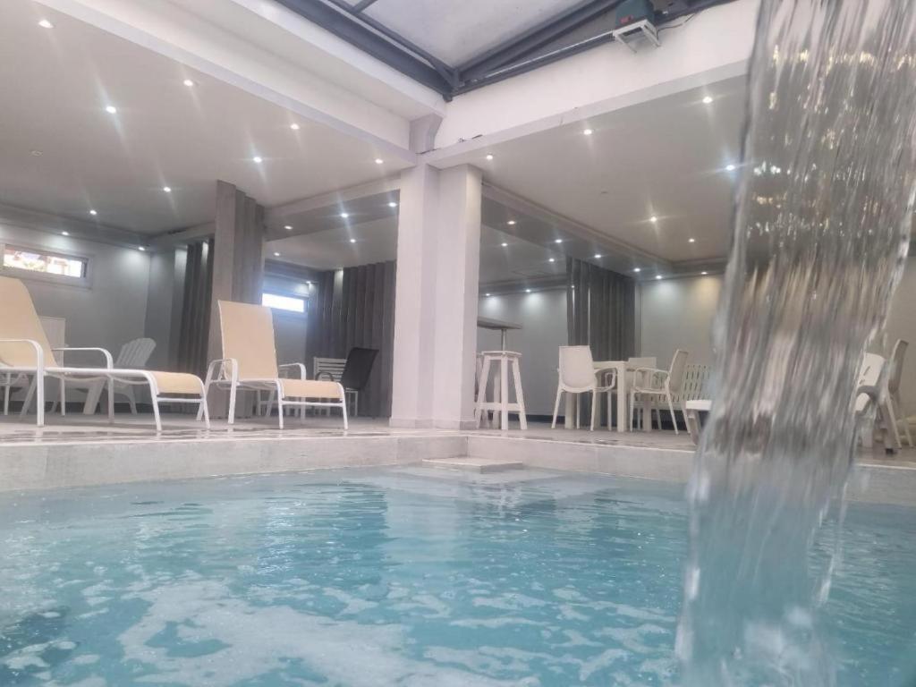 圣萨尔瓦多德朱Apartamentos El Fortín的中央游泳池,设有喷泉
