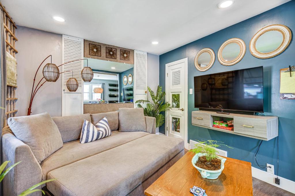 ソルトレイクシティにあるPet-Friendly Apt 3 Mi to Downtown Salt Lake City!のソファとテレビのあるリビングルーム