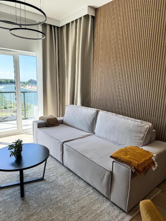 Ein Sitzbereich in der Unterkunft Brand-New Apartment EYE ON BALTIC SEA Luxurious Spa Escape in Dziwnów with Stunning Views