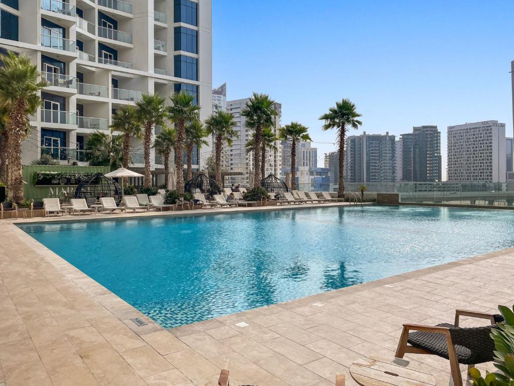Bazén v ubytování Aliving Stylish Studio at DAMAC Prive with Balcony and Partial Burj Khalifa View-1315 nebo v jeho okolí