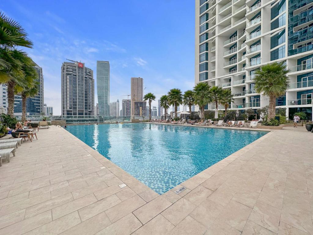 Bazén v ubytování Aliving Stylish Studio at DAMAC Prive with Balcony and Partial Burj Khalifa View-1315 nebo v jeho okolí