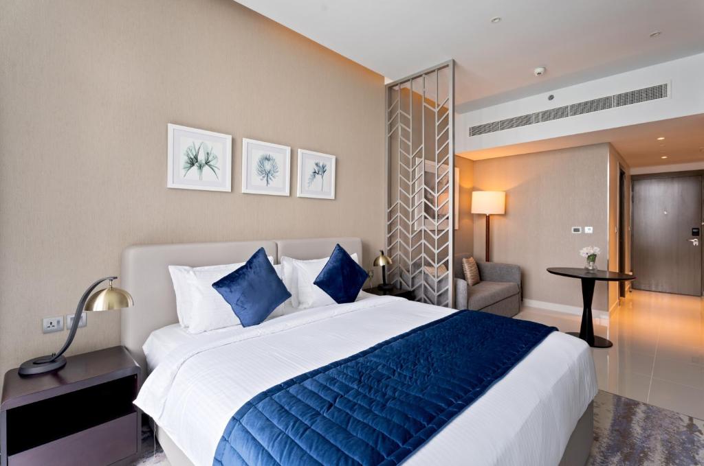Postel nebo postele na pokoji v ubytování Aliving Stylish Studio at DAMAC Prive with Balcony and Partial Burj Khalifa View-1315