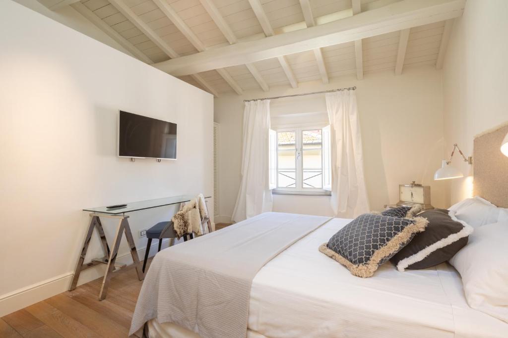 Postel nebo postele na pokoji v ubytování Hall Suites