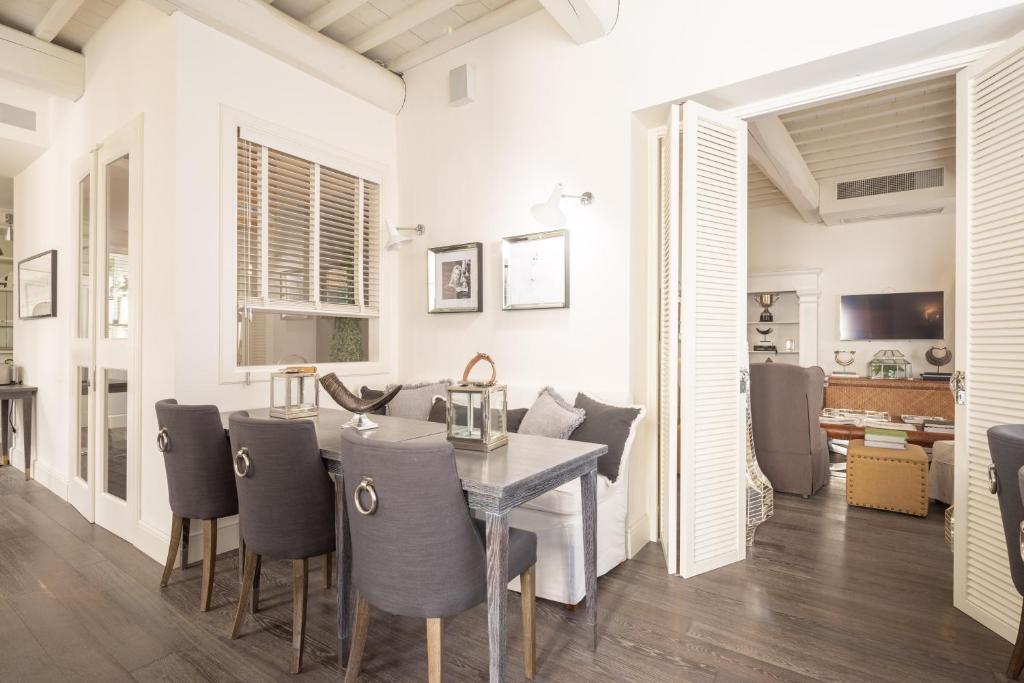 Kuchyň nebo kuchyňský kout v ubytování Hall Suites