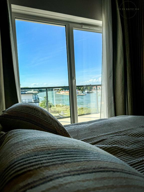 Ein Bett oder Betten in einem Zimmer der Unterkunft Brand-New Apartment EYE ON BALTIC SEA Luxurious Spa Escape in Dziwnów with Stunning Views