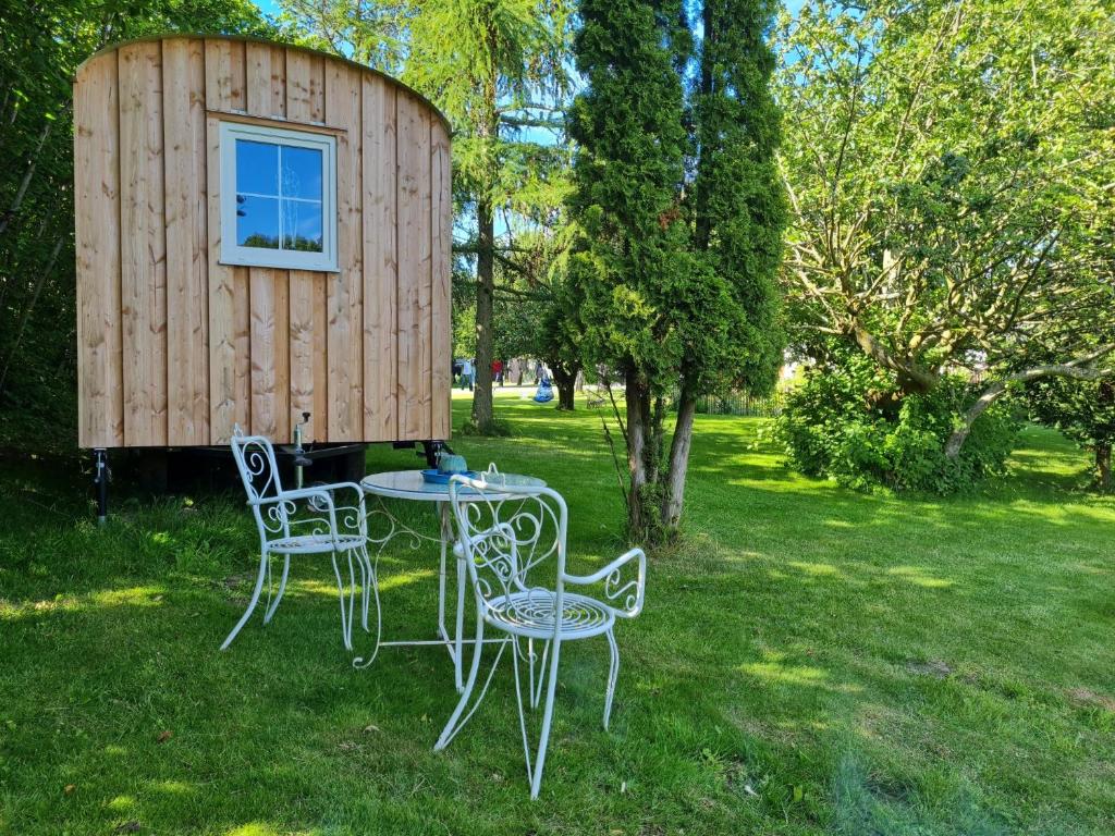 Κήπος έξω από το B&B Bauernhofferien auf Møn, Schäferwagen " DARK SKY"