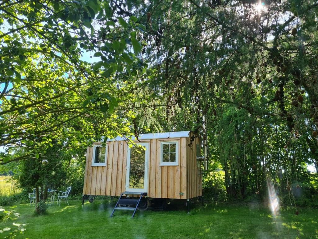 Κήπος έξω από το B&B Bauernhofferien auf Møn, Schäferwagen " DARK SKY"