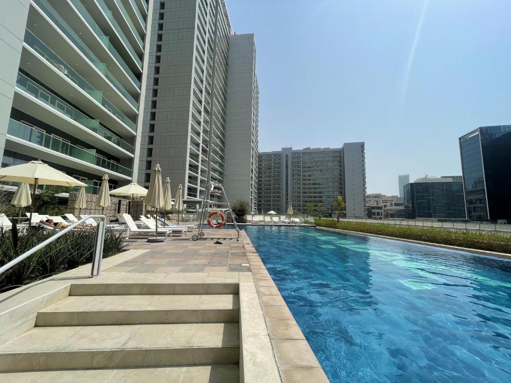Bazén v ubytování New Reva Hotel Apartment next Burj Khalifa nebo v jeho okolí