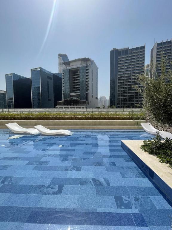 Bazén v ubytování New Reva Hotel Apartment next Burj Khalifa nebo v jeho okolí
