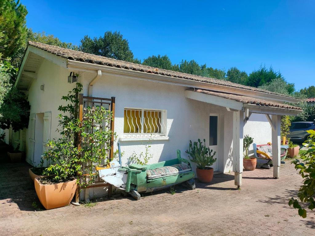 une petite maison avec un canapé devant dans l'établissement Un petit coin de campagne, à Beychac-et-Caillau