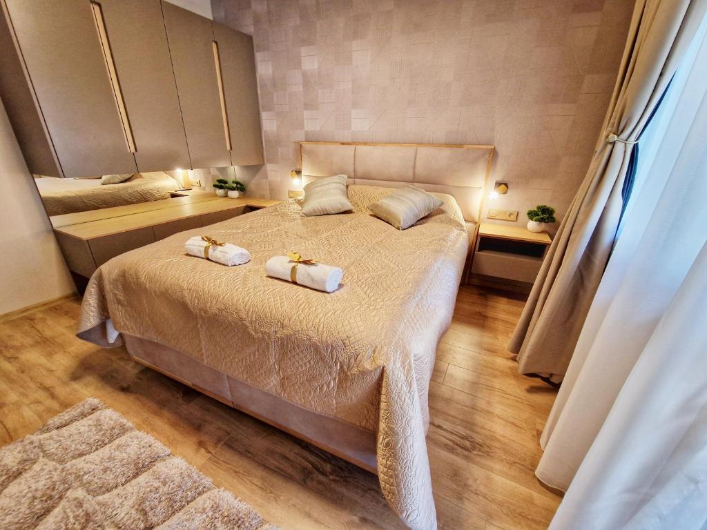 Un dormitorio con dos camas con toallas encima. en Delux Apart Vulchevi with Parking, en Burgas