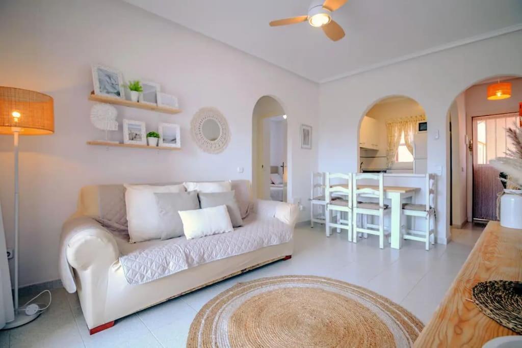 Apartamento en Torrevieja con Piscina y a 100 metros de la playa