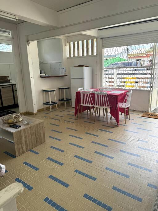 Kuchyň nebo kuchyňský kout v ubytování Maison authentique à 300m de la plage