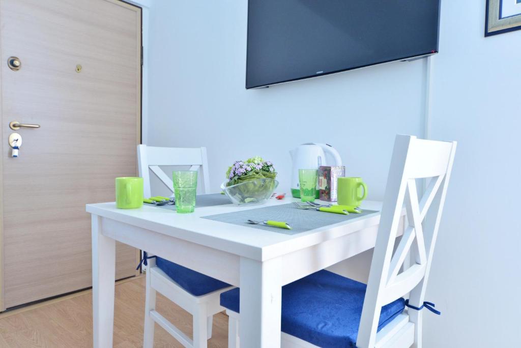 un tavolo bianco con due sedie e una televisione di Split Center Room Helena a Spalato (Split)