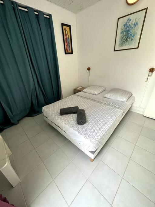 Postel nebo postele na pokoji v ubytování Maison authentique à 300m de la plage