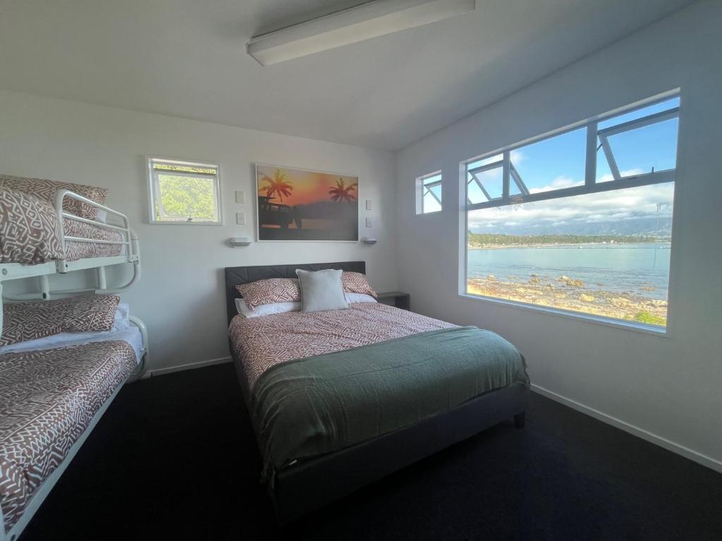 Postel nebo postele na pokoji v ubytování Kaikoura Seaside lodge