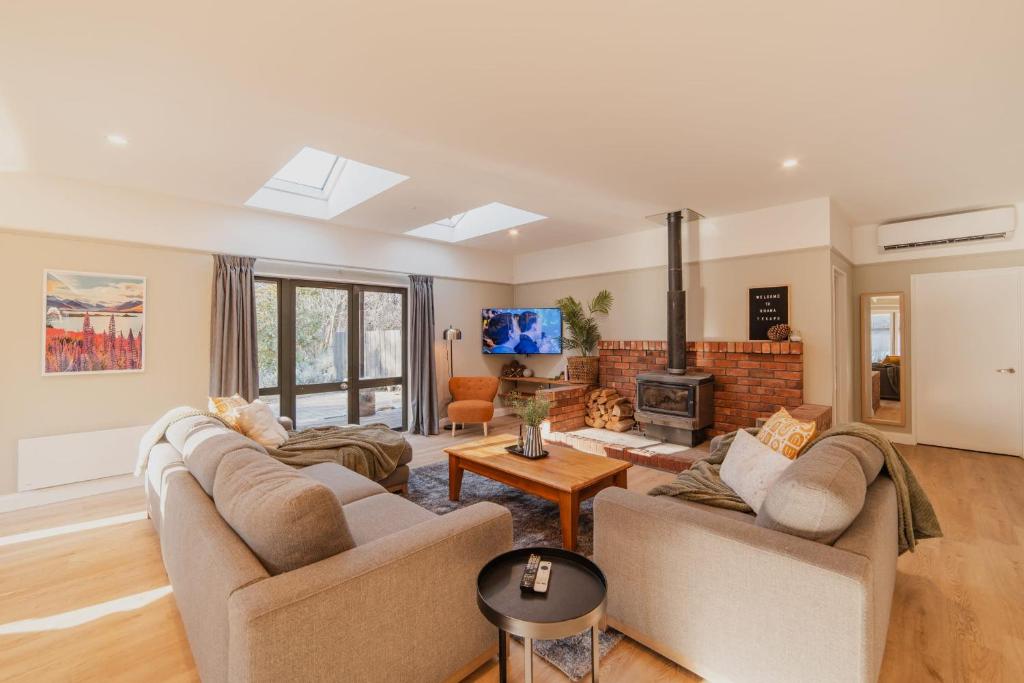 Galaxy 3BR Modern Home with Fireplace Outdoor Spa - Resim 5