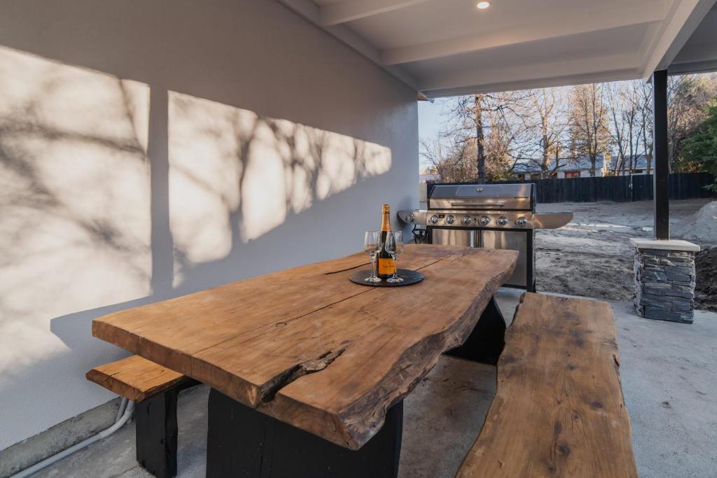 Galaxy 3BR Modern Home with Fireplace Outdoor Spa - Resim 10